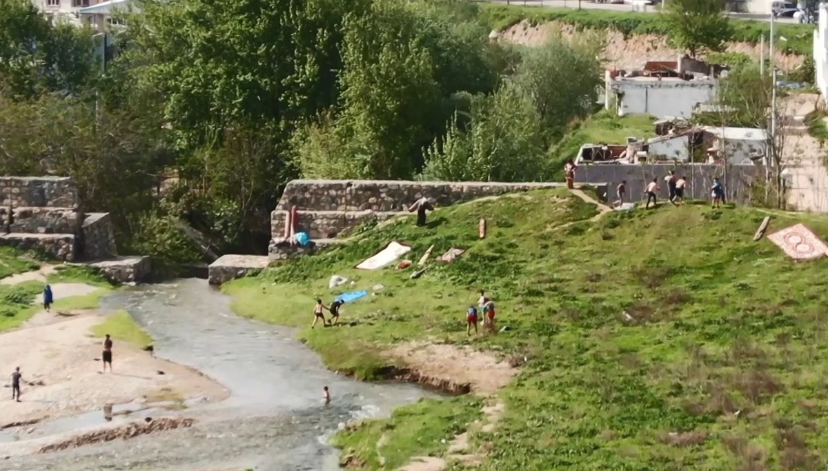 Dere kenarında kovalamaca: Arkalarında halı ve giysileri bırakıp kaçtılar