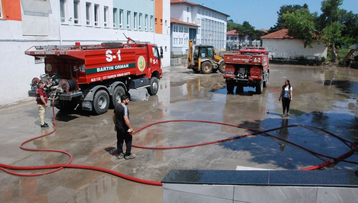 Amasra’da sel sonrası temizlik