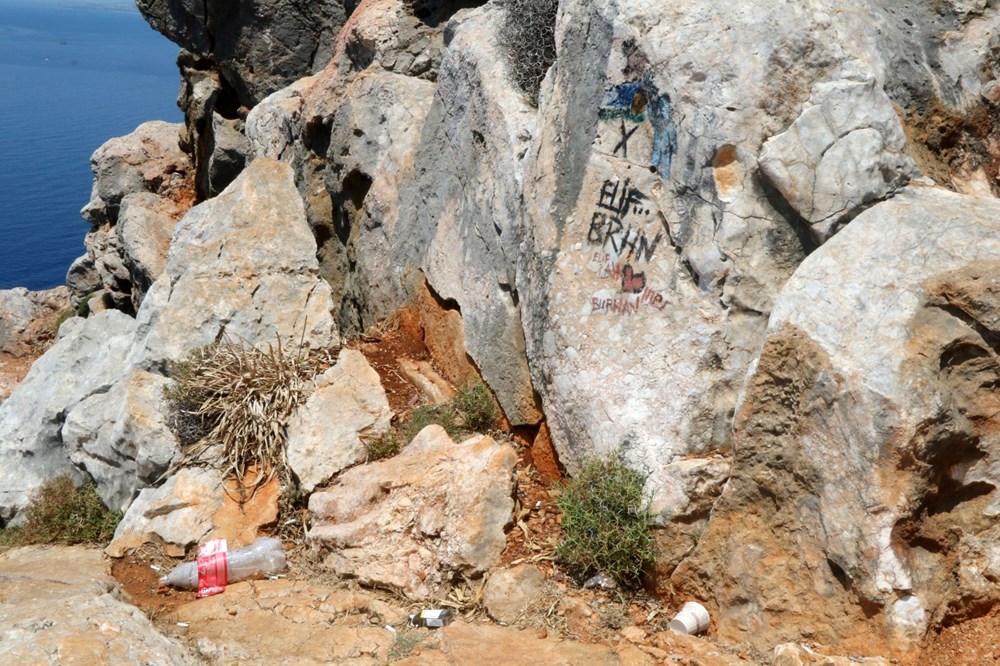 Tarihi kilisede skandal görüntüler: Taşları söküp mangal yapmışlar - 5