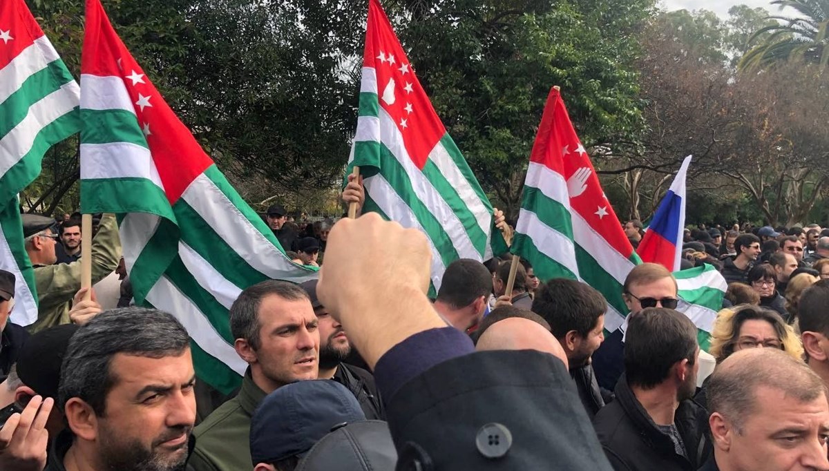 Gürcistan'da parlamento baskını