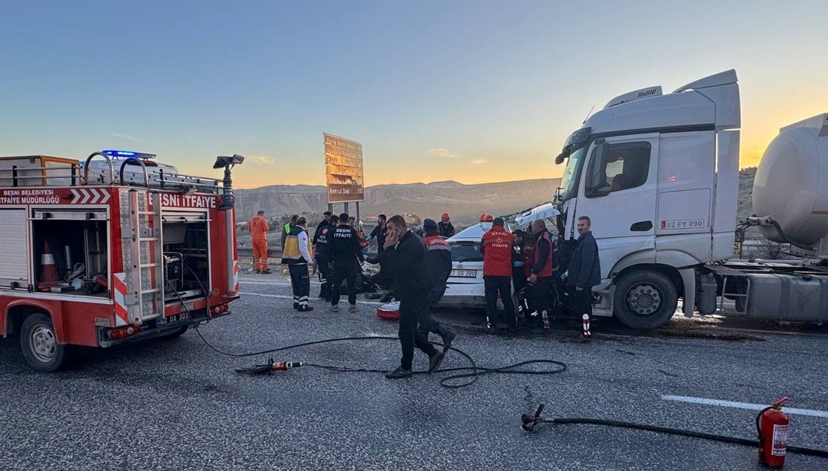 Adıyaman'da feci kaza: Yakıt tankeri ile otomobilin çarpışmasında üç kişi öldü