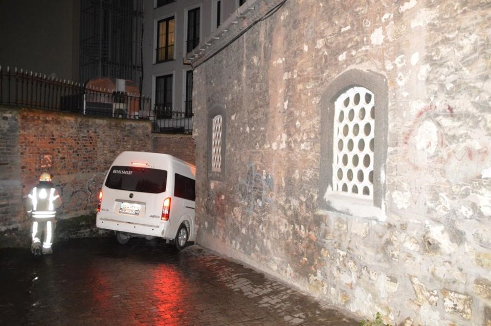 Beyoğlu'nda minibüs dar sokakta sıkıştı: Mahsur kalanları itfaiye kurtardı - 1
