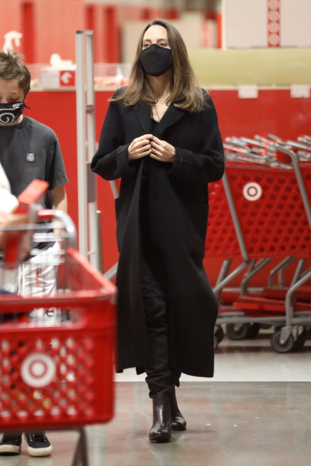 Angelina Jolie oğluyla alışverişte - 6