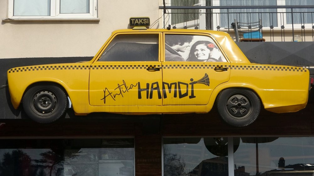Fiyatlara kızdı, ortadan kestiği efsane otomobili tabela yaptı - 2