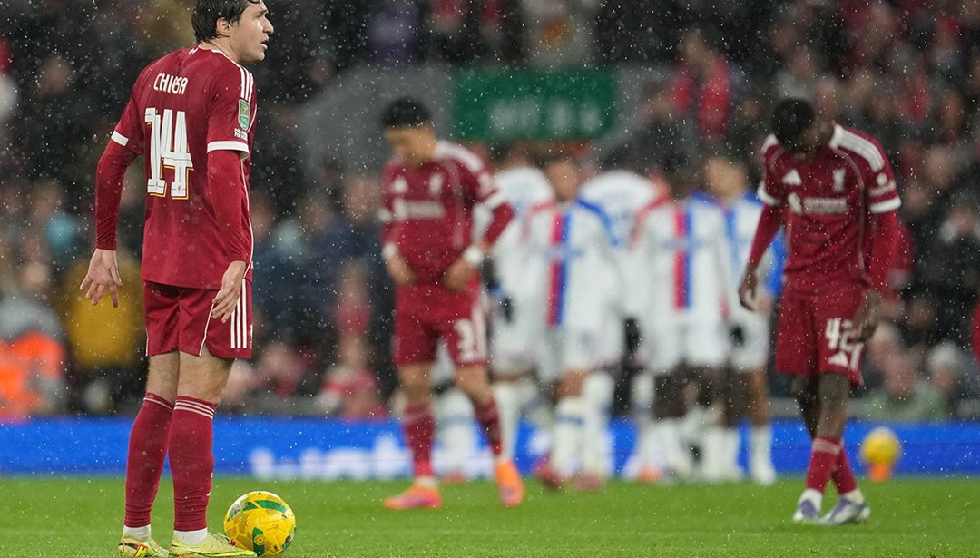 Liverpool tepetaklak: Sahasında Crystal Palace'a elendi