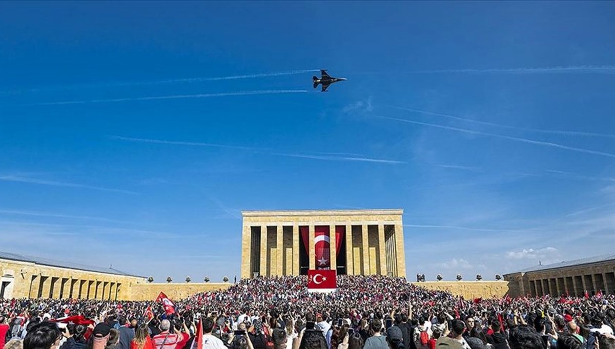 SOLOTÜRK'ten Cumhuriyet'in 100. yıl dönümüne özel gösteri