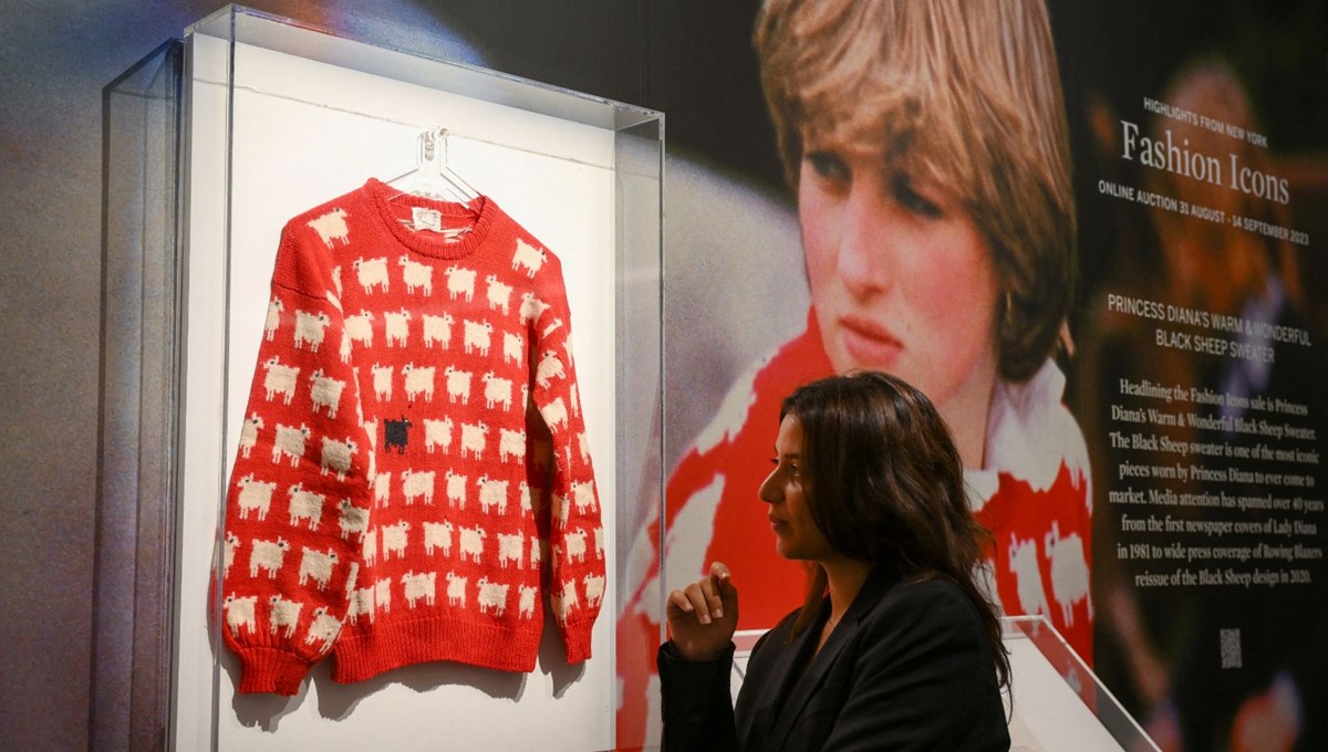 Prenses Diana'nın ikonik koyunlu kazağı 1,1 milyon dolara satıldı Prenses Diana'nın ikonik koyunlu kazağı 1,1 milyon dolara satıldı
