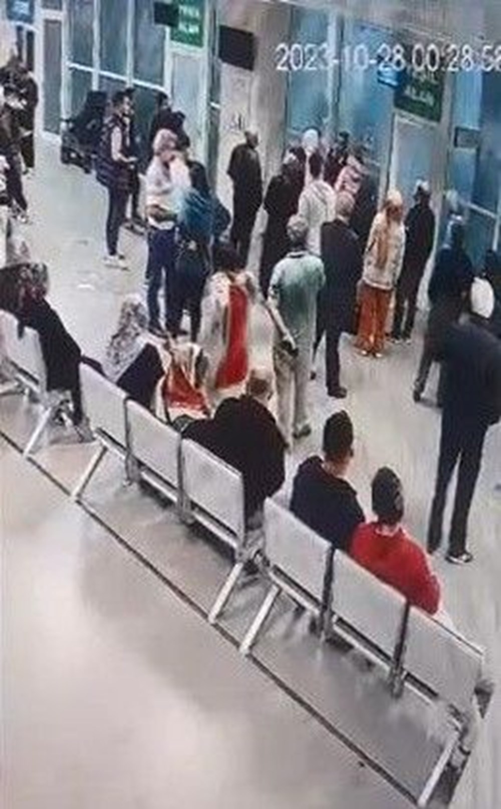 Doktorla tartıştı, hastaneden dışarı çıkarıldı - 2