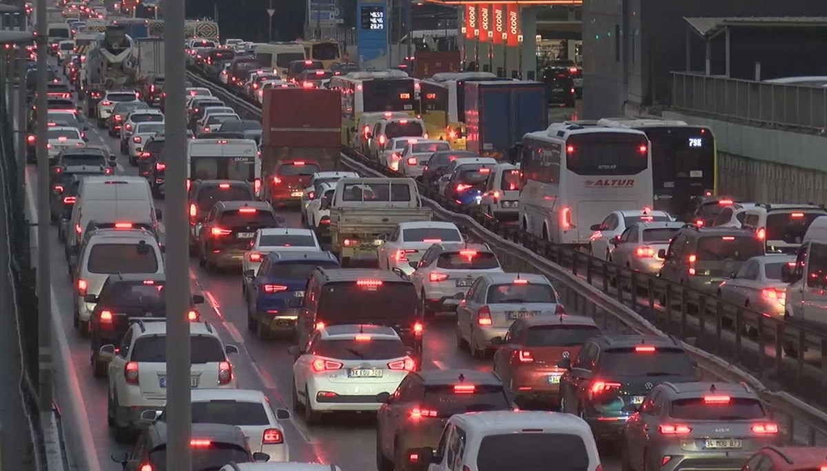 İstanbul'da Cuma trafiği: Yoğunluk yüzde 80'i geçti