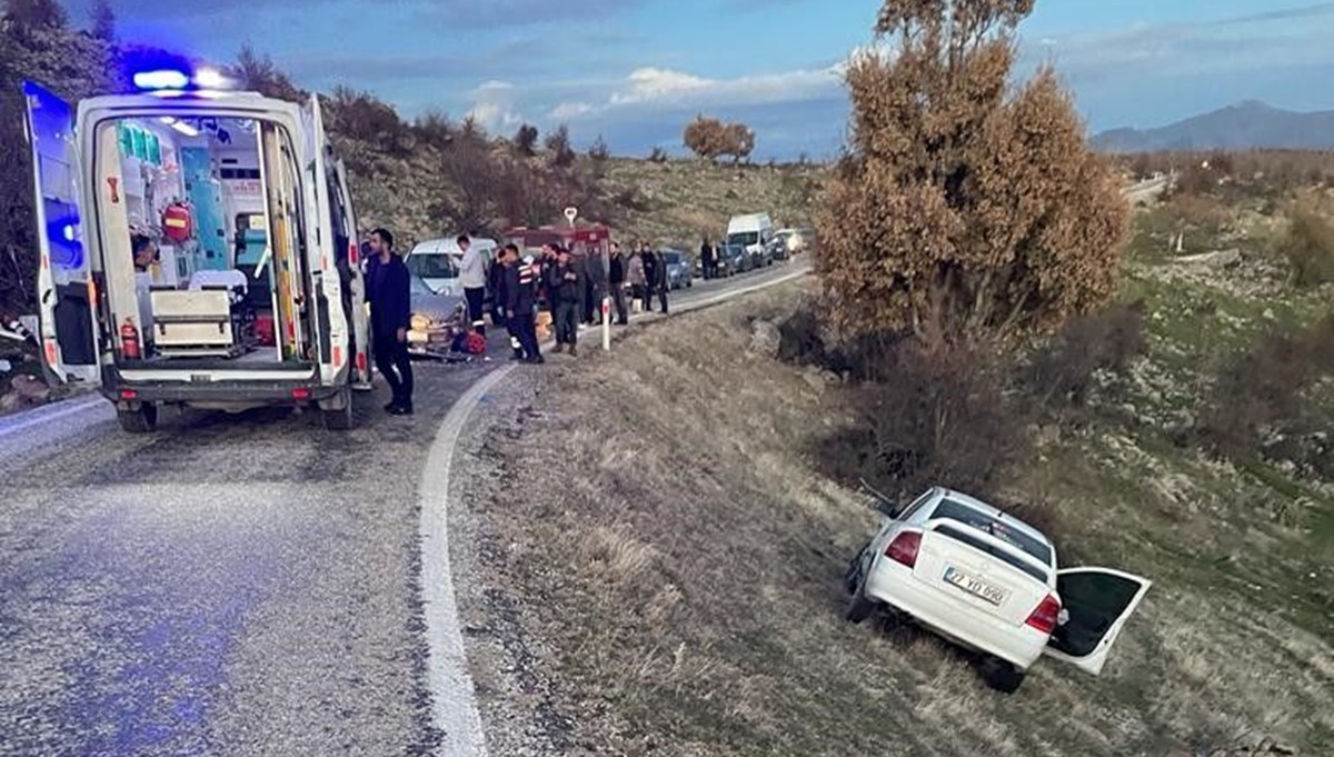 Manisa'da iki otomobilin karıştığı kazada 1'i çocuk 8 kişi yaralandı Manisa'da iki otomobilin karıştığı kazada 1'i çocuk 8 kişi yaralandı