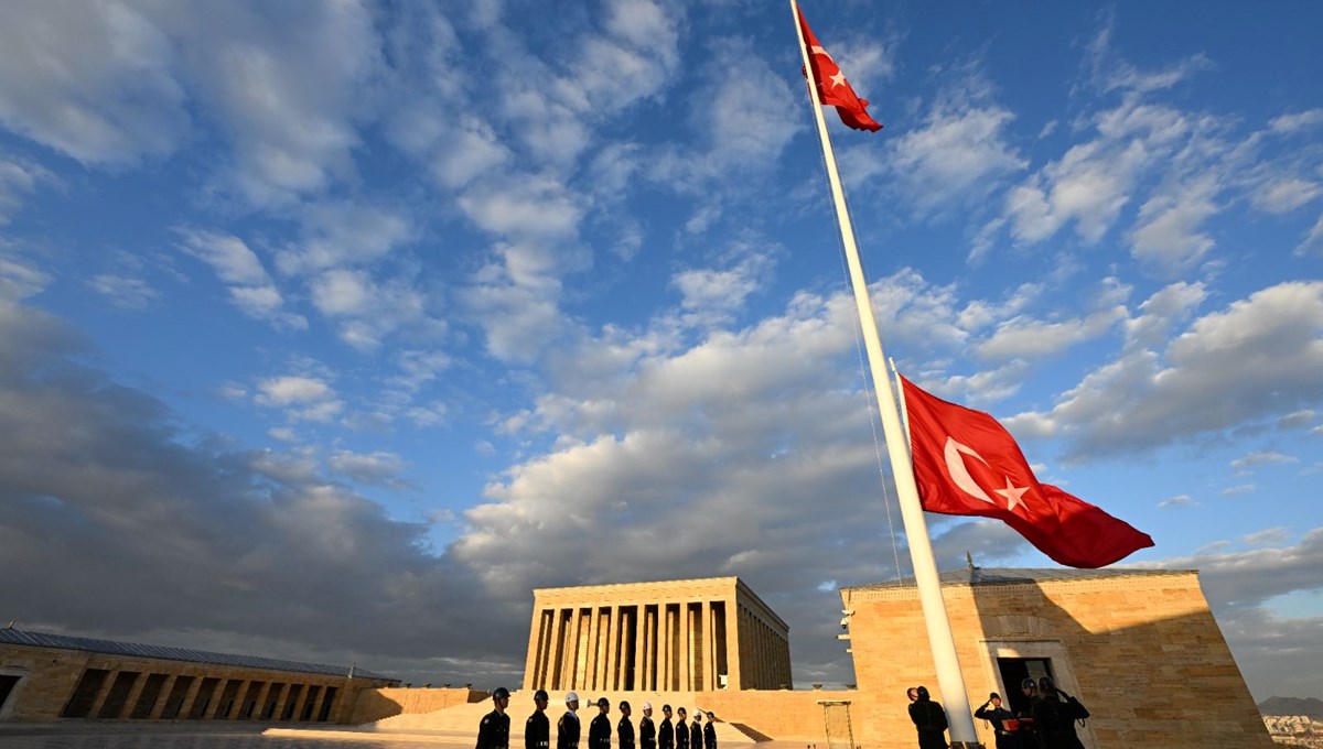 Anıtkabir'e özel bayrak değişim töreni