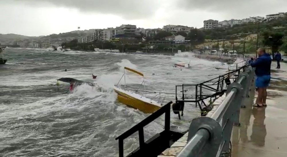 Balıkesir Ayvalık'ta fırtına: 30 tekne battı - 14