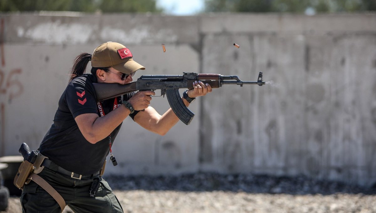 Antalya emniyetinin Lara Croft'una, mermi sesi müzik gibi Antalya emniyetinin Lara Croft'una, mermi sesi müzik gibi