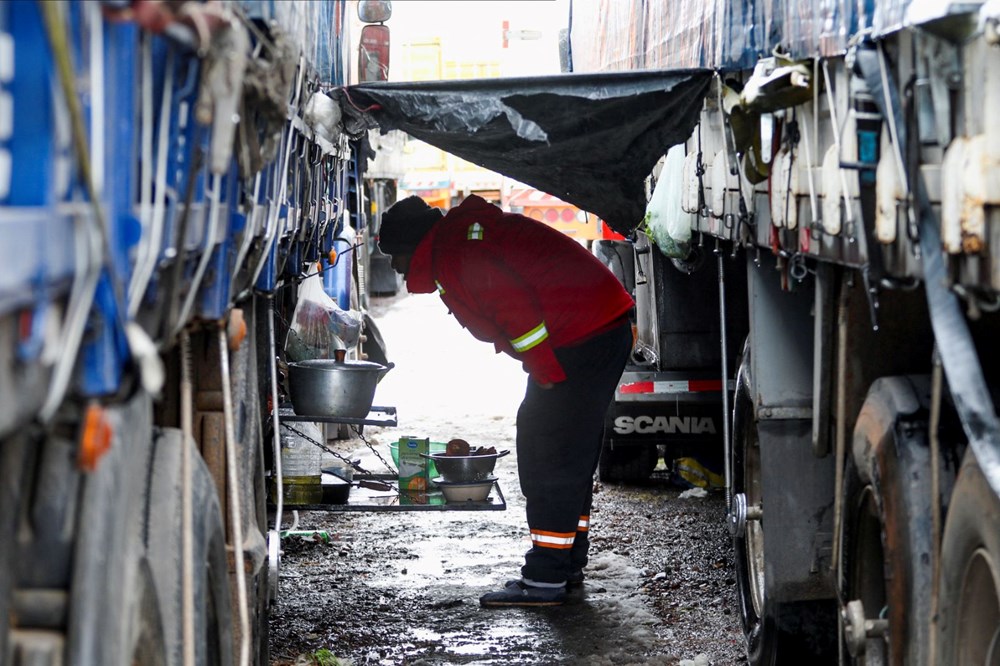 Kar fırtınası esareti: Binlerce araç sınırda mahsur kaldı - 4