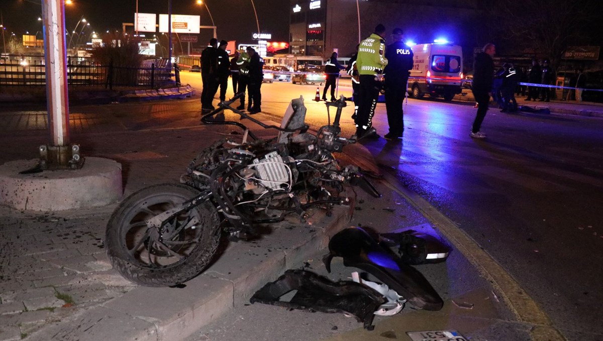Genç motokuryenin acı sonu: Metrelerce savruldu Genç motokuryenin acı sonu: Metrelerce savruldu