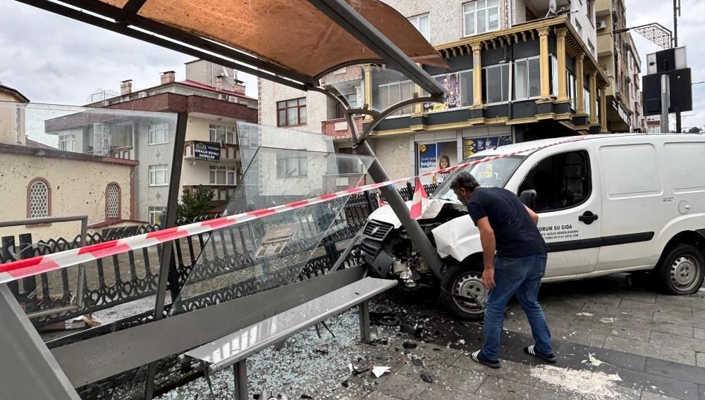 Trabzon'da el freni kazası: Durağa girdi