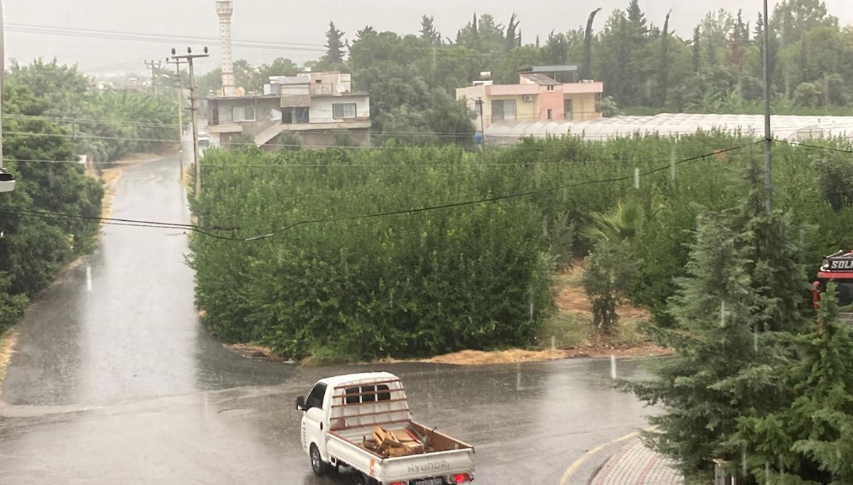 Mersin'de sağanak yağış etkili oldu Mersin'de sağanak yağış etkili oldu