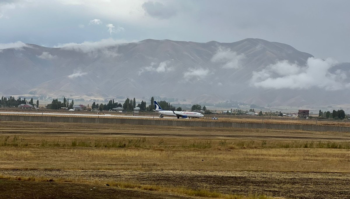 Hakkari'de yolcu uçağı pistte çamura saplandı