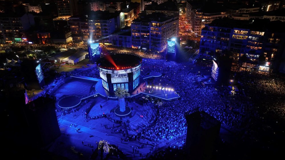 İzmir’de kurtuluş günü coşkusu: Tarkan konserine yüz binlerce kişi akın etti - 9