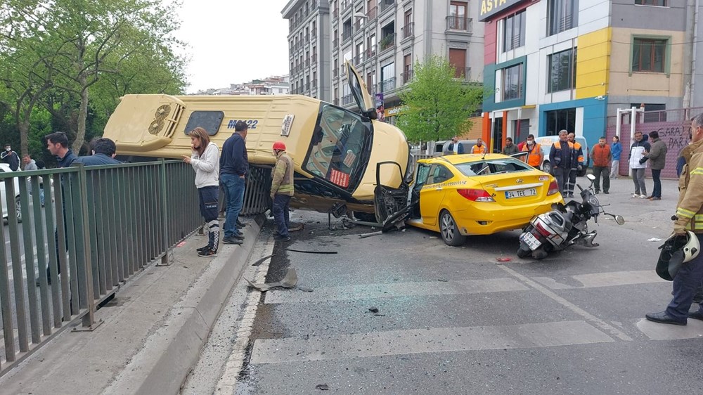 İstanbul'da feci kaza: Karşı şeride geçen minibüs taksiye çarptı - 4