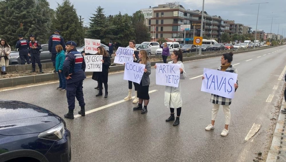 Tehlikeli okul yolunda korkulan oldu, İzmir’de veliler yolu trafiğe kapattı