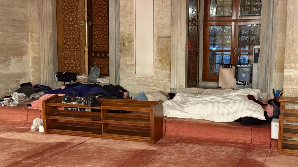 İstanbul'da kimi vatandaşlar geceyi dışarıda geçirdi 75 OUVHw8BCSEGQDImkWKmjhQ