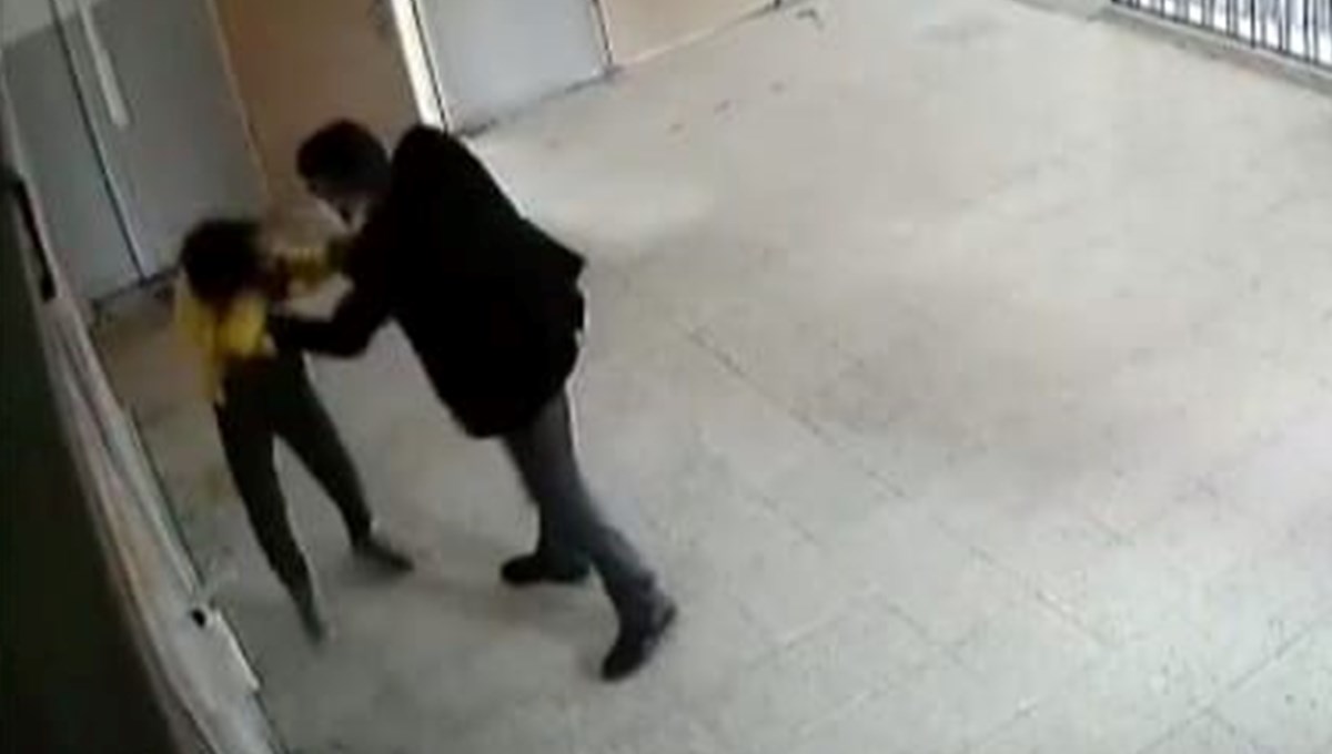 Öğrenciyi sınıftan çıkarıp dövdü