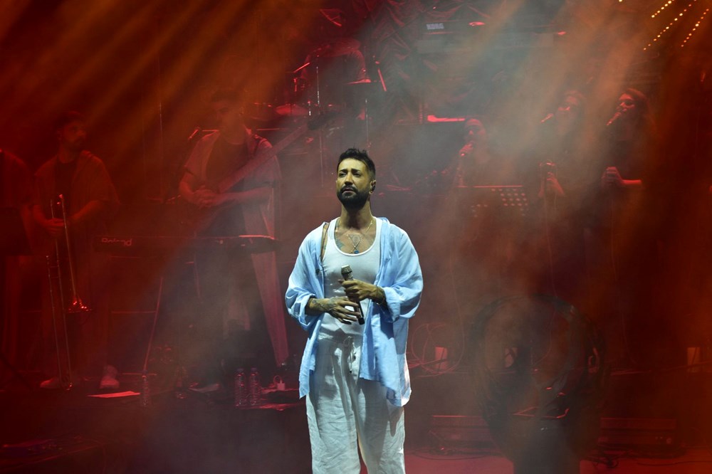 Trafik kazası geçiren Tan Taşçı sahneye çıktı: Atlattık - 2