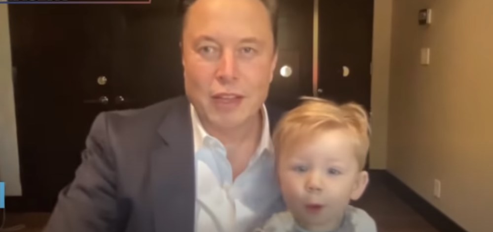 Elon Musk oğlu X AE A-XII ile kamera karşısında - 1
