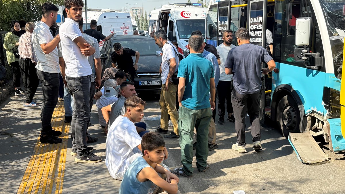 Diyarbakır’da freni patlayan halk otobüsü durakta bekleyen başka otobüse çarptı