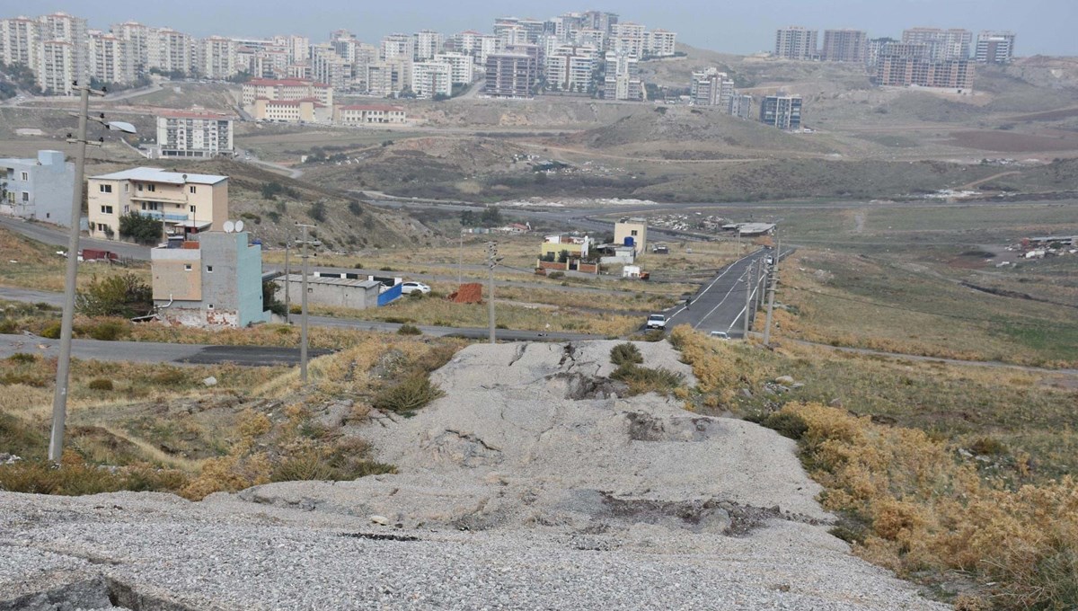 İzmir’in iki semtindeki tehlike: “Heyelan mahallelerin üzerine yürüyor” İzmir’in iki semtindeki tehlike: “Heyelan mahallelerin üzerine yürüyor”