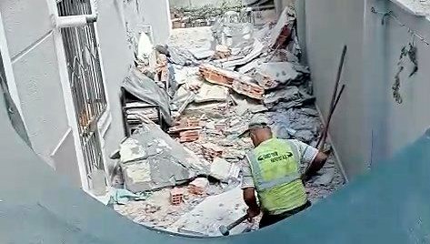 Yıkım kontrolden çıktı, beton parçaları yan binaya zarar verdi