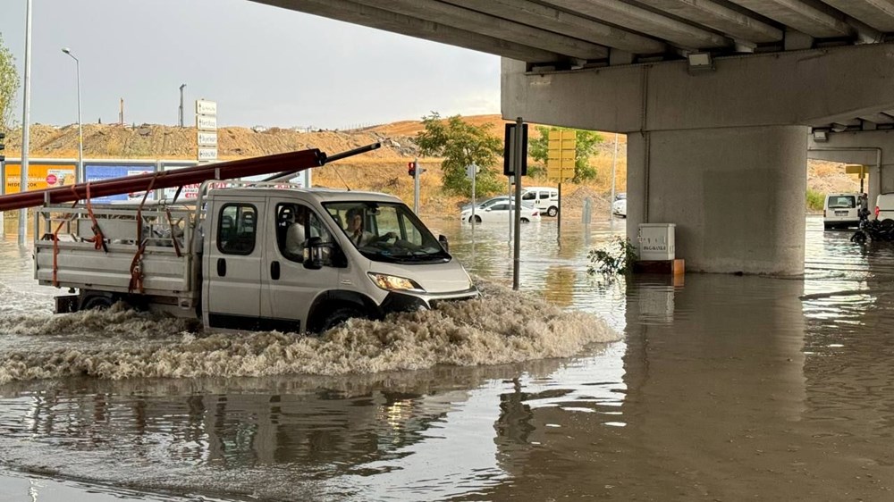 Ankara'yı kuvvetli sağanak vurdu: Yollar göle döndü, iş yerlerini su bastı - 10