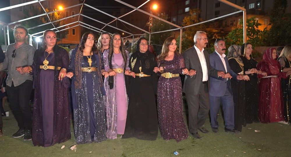 Aşiret düğününe 5 bin kişi katıldı, takı töreni 4 saat sürdü (Para ve altınları 15 kişi saydı) - 8