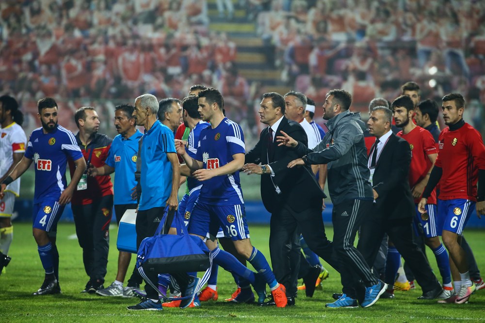 Alpay Özalan takımını sahadan çekti - 1