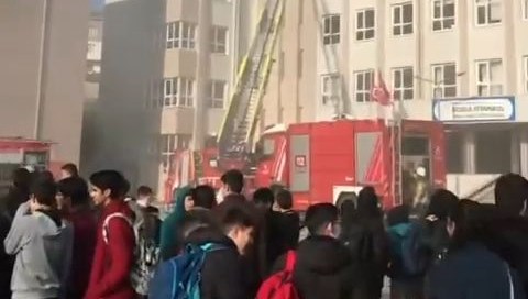 Arnavutköy'de ortaokulda yangın: Öğrenciler tahliye edildi