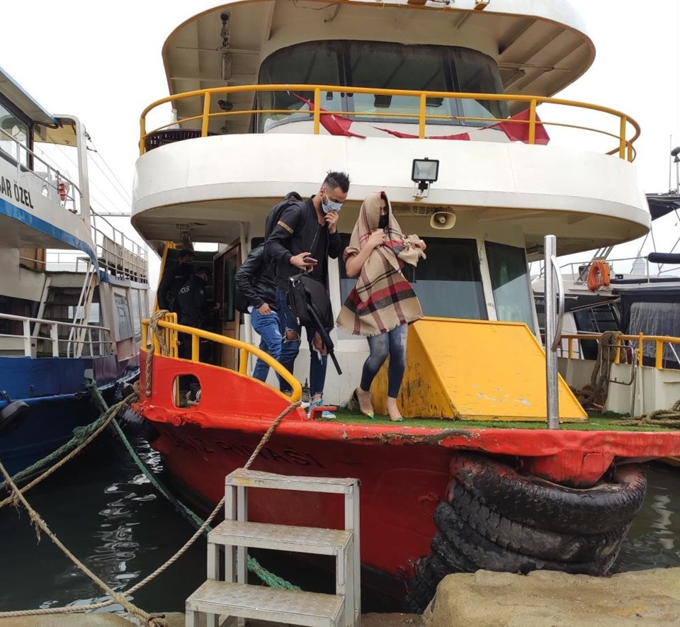 İstanbul'da teknede kaçak partiye polis baskını - 1