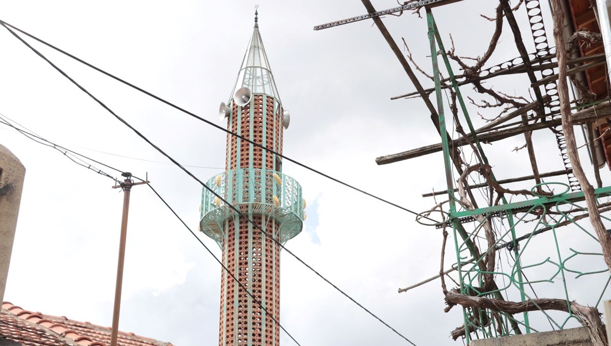 Minareler cam, demir ve tuğladan inşa ediliyor