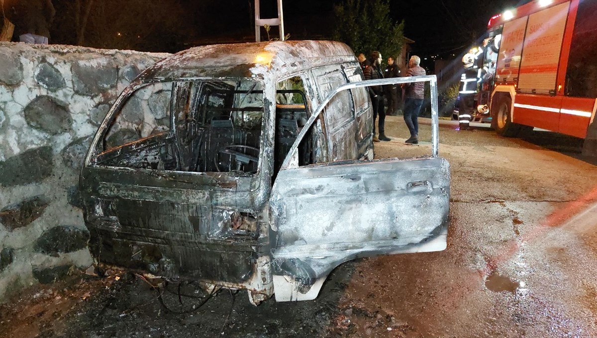 Samsun'da park halindeki araç tamamen yandı Samsun'da park halindeki araç tamamen yandı