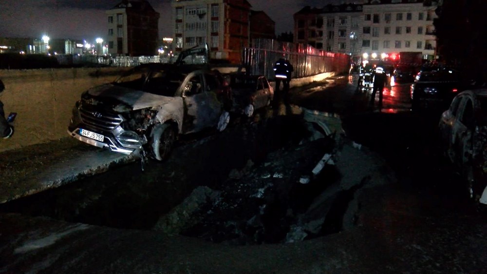 Zeytinburnu'nda doğalgaz borusu patladı: Yol çöktü, 4 araç yandı - 7