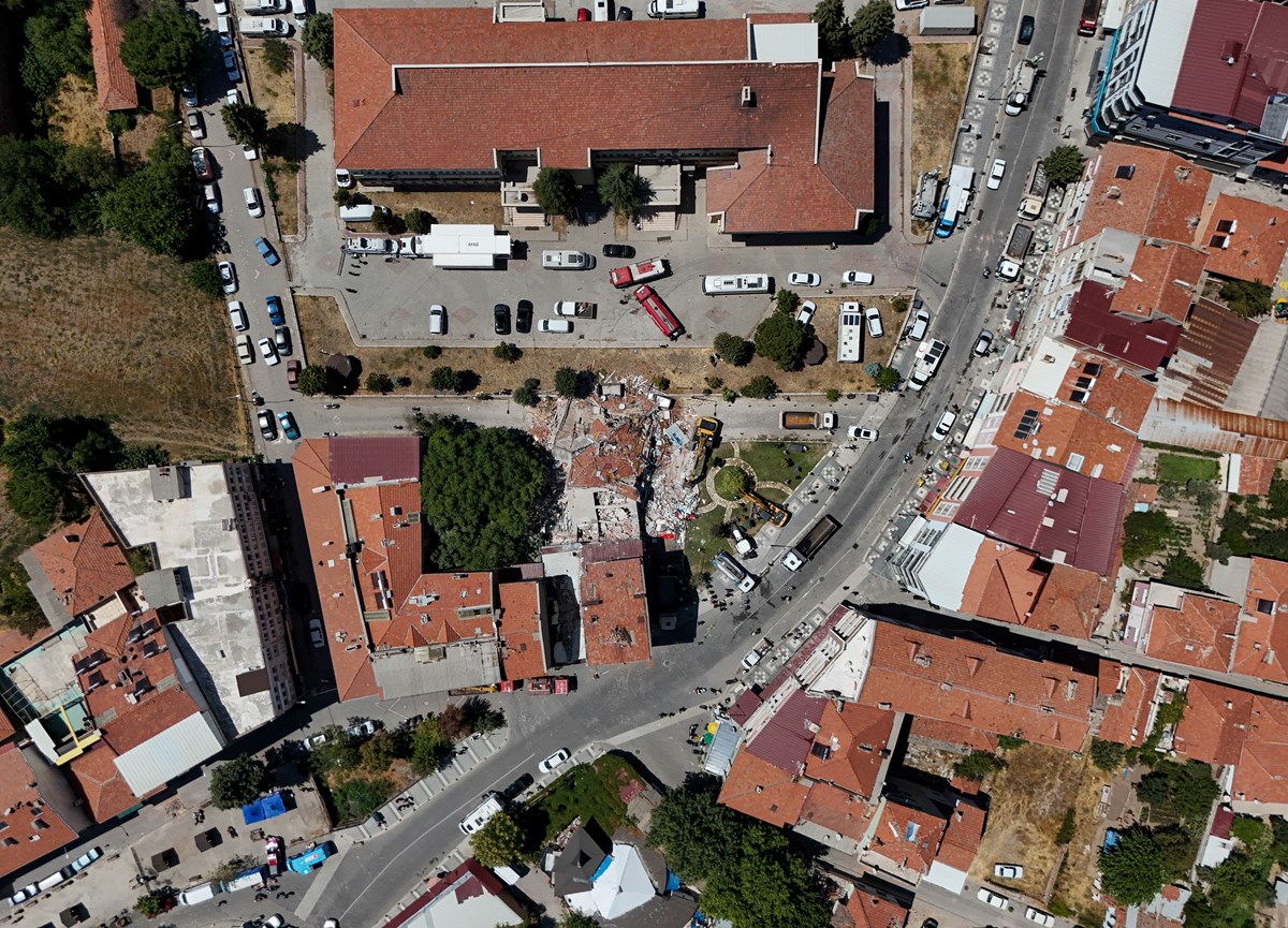 Enkazda kurtarılanlar arasında bulunan 81 yaşındaki Nihat Önbaş, sağlık görevlilerince kaldırıldığı hastanede hayatını kaybetmişti. Enkazda kurtarılanlar arasında bulunan 81 yaşındaki Nihat Önbaş, sağlık görevlilerince kaldırıldığı hastanede hayatını kaybetmişti.