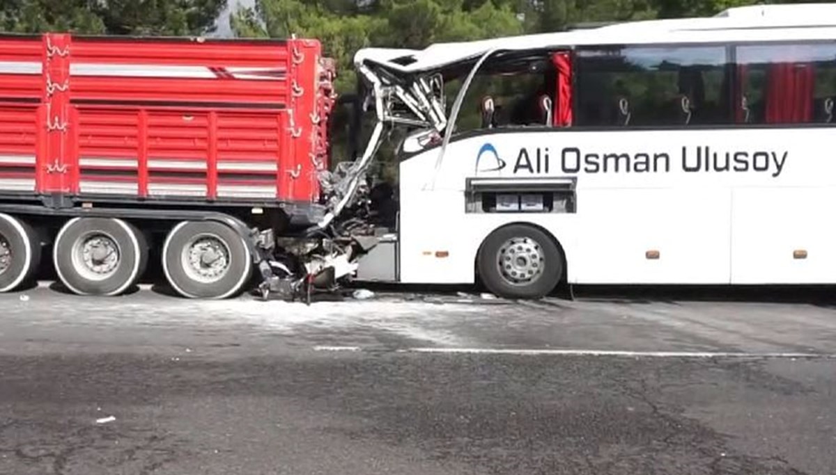 Adana'da yolcu otobüsü ve TIR çarpıştı: 2 ölü, 12 yaralı Adana'da yolcu otobüsü ve TIR çarpıştı: 2 ölü, 12 yaralı