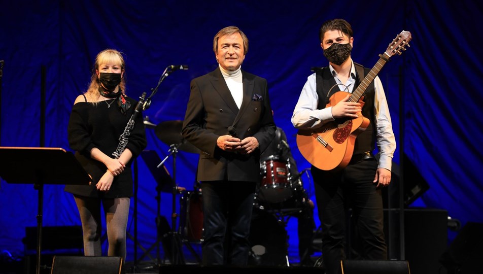 Erol Evgin 1 Ocak'ta sokak müzisyenleri ile İş Sanat sahnesinde