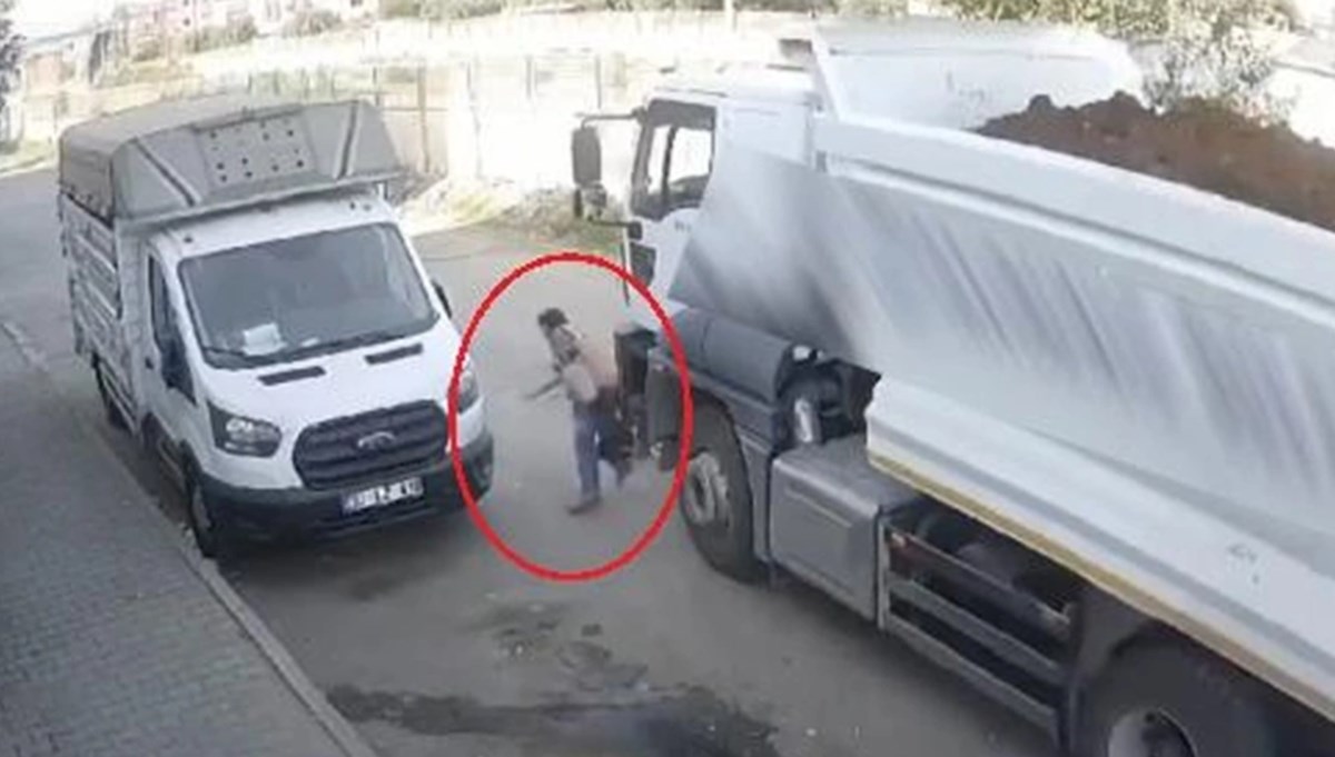Mersin'de feci kaza kamerada: Kamyonun çarptığı kadın hayatını kaybetti Mersin'de feci kaza kamerada: Kamyonun çarptığı kadın hayatını kaybetti