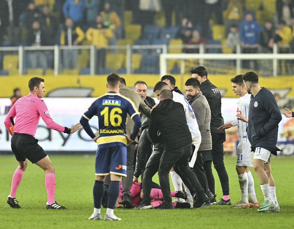 Halil Umut Meler'e yumruklu saldırı | Hakeme yumruğun cezası ne olacak? - 10