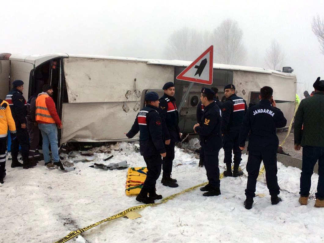 isparta da yolcu otobusu devrildi 3 u