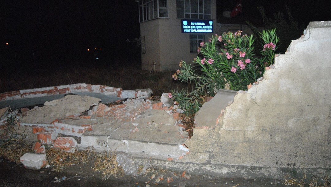 İzmir�de yağış ve rüzgar nedeniyle beton duvarlar yıkıldı Son Dakika İzmir�de yağış ve rüzgar nedeniyle beton duvarlar yıkıldı Son Dakika