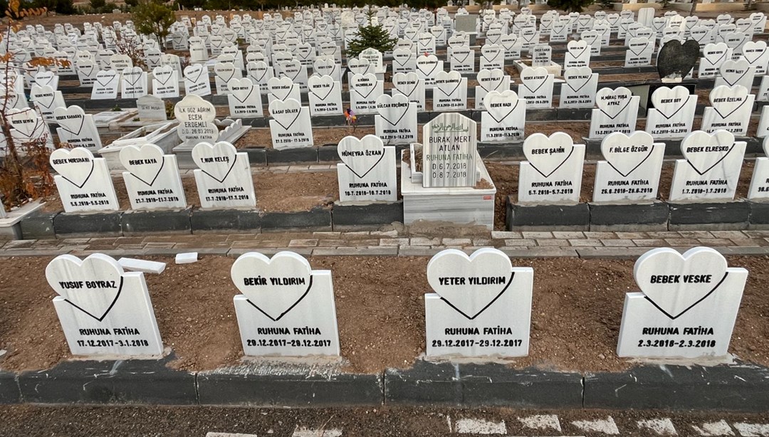 Sivas'taki bu mezarlık diğerlerinden çok farklı! Görenler tekrar tekrar dönüp bakıyor: Hikayesi yürek burktu