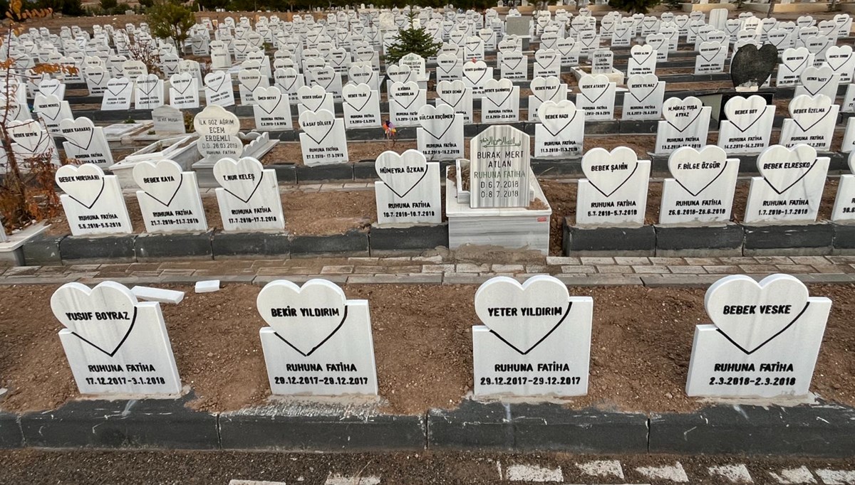 Sivas'taki bu mezarlık diğerlerinden çok farklı! Görenler tekrar tekrar dönüp bakıyor: Hikayesi yürek burktu