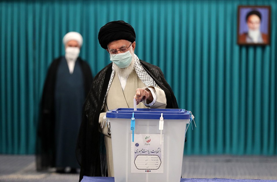 İran lideri Ayetullah Ali Hamaney, başkent Tahran'daki İmam Humeyni Hüseyniyesi'nde kurulan seçim sandığında oyunu kullandı.